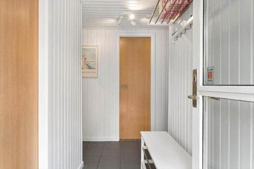 a hallway with a door leading to a room at TV1225-Bindslev-Margueritevej-4 in Bindslev