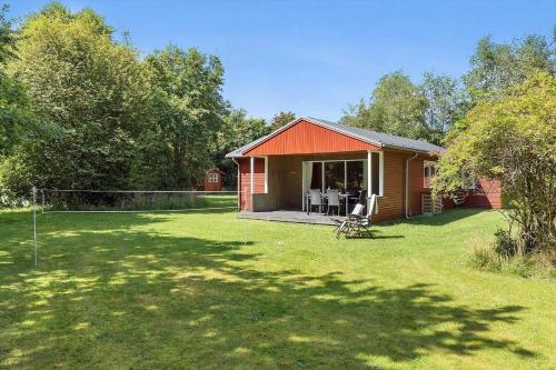 a small house with a porch and a yard at TV1586-Jerup-Kuskevej-5 in Jerup