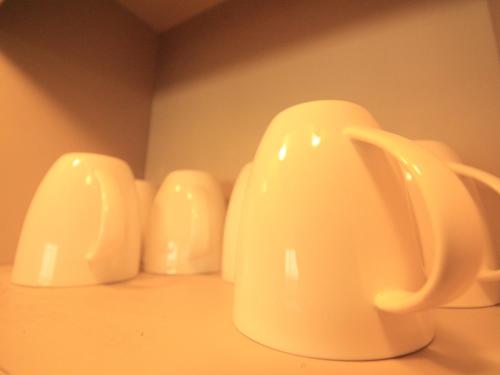 a group of white cups sitting on top of a counter at アーバンポイント富士見 Urban Point Fujimi in Nagoya