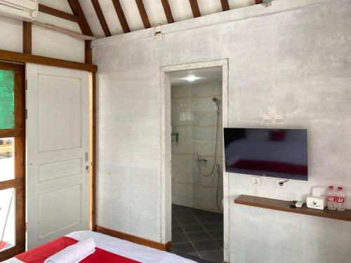 Postel nebo postele na pokoji v ubytování RedDoorz @ Gentan Raya