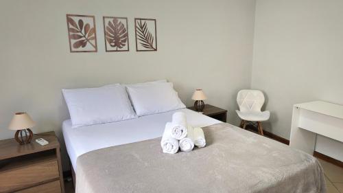 Un pat sau paturi într-o cameră la Apartamento Luxo Centro Paty do Alferes