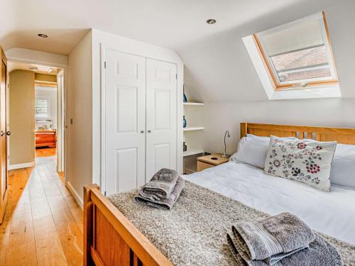 Un dormitorio con una cama con dos almohadas encima. en 3 Bed in Brockenhurst 55301, en Brockenhurst
