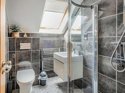 Un baño con ducha, inodoro y lavabo. en 3 Bed in Brockenhurst 55301, en Brockenhurst