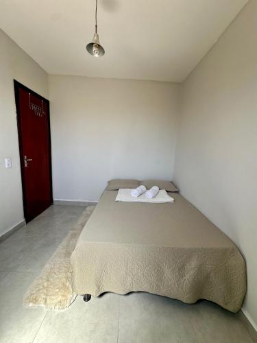 a bedroom with a bed with two towels on it at Apartamento Próximo ao Aeroporto e Rodoviária in Palmas