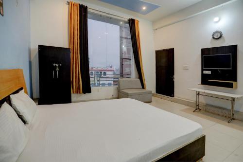 Μια τηλεόραση ή/και κέντρο ψυχαγωγίας στο Hotel O The Royals Inn