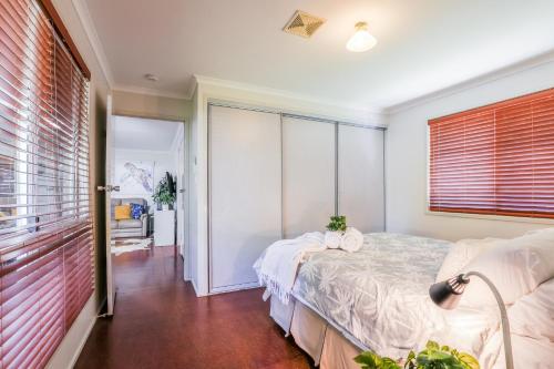 On Agnes Time - Large, 3-Bedroom, Coastal Home in Central Agnes Water, Short Walk to Stunning Main Beachにあるベッド