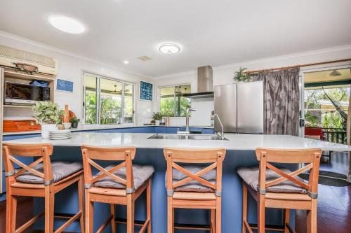 On Agnes Time - Large, 3-Bedroom, Coastal Home in Central Agnes Water, Short Walk to Stunning Main Beachにあるキッチンまたは簡易キッチン