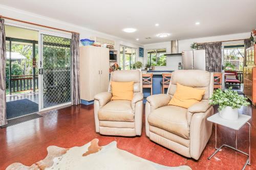On Agnes Time - Large, 3-Bedroom, Coastal Home in Central Agnes Water, Short Walk to Stunning Main Beachにあるシーティングエリア