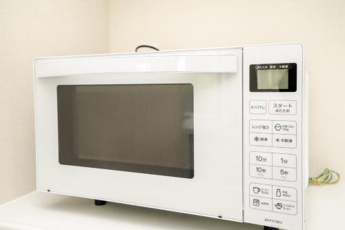 a white microwave oven sitting on top of a counter at Villa NIRAI in Uruma