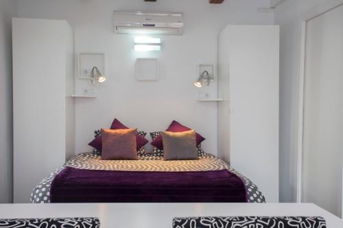 バレンシアにあるApartment Boutiqueのベッドルーム1室(紫のシーツと枕が備わるベッド1台付)