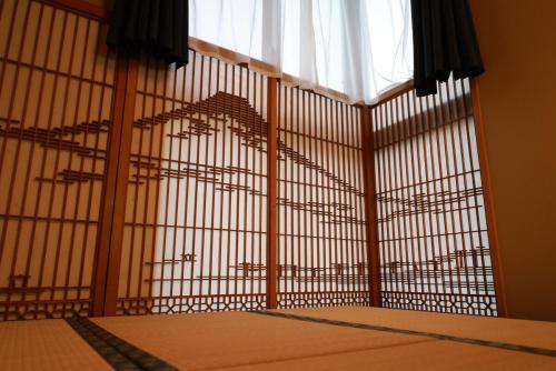 a room with a large cage with a window at SN4C 和洋くつろぎの空間 大須 鶴舞駅最寄り 栄まで徒歩圏内 最大6名 Japanese and Western Relaxing Space Closest to Osu Tsurumai Station Within walking distance to Sakae Maximum 6 people in Nagoya