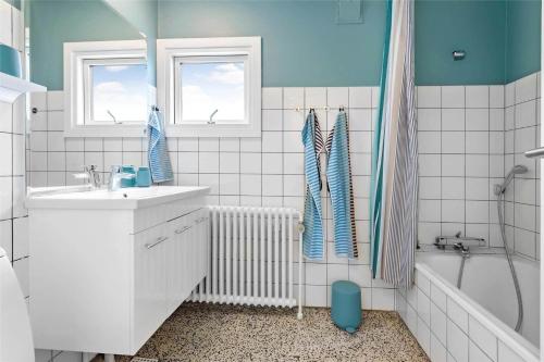 a bathroom with a tub and a sink and a bath tub at AE211-Marstal-Hvidtfeldtsgade-32 in Marstal
