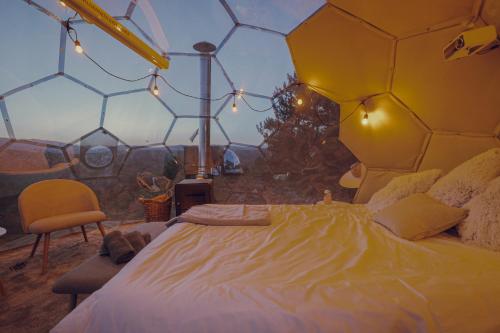 Postel nebo postele na pokoji v ubytování Grizzly Igloo III The Patriot One