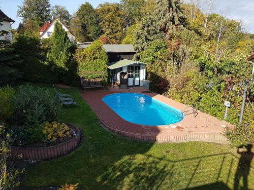 een bovenaanzicht van een zwembad in een tuin bij Group Hideaway with Pool in Ballenstedt