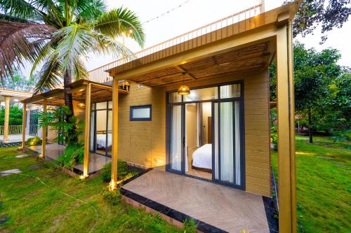 a guest house with a bedroom and a balcony at Lumiere Family Village Long Khánh - Đồi Rìu in Long Khanh