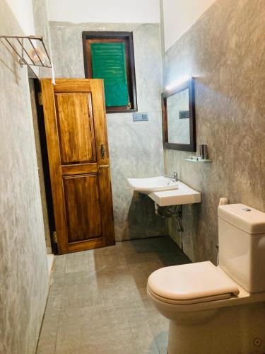 Bilik mandi di Lavendra Villa Mirissa