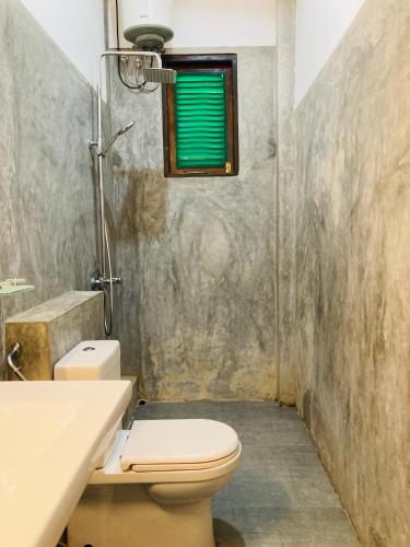 Bilik mandi di Lavendra Villa Mirissa
