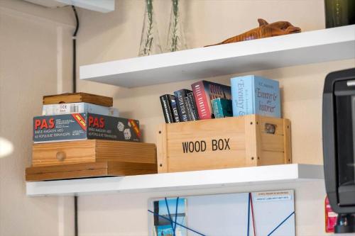 a book shelf with books and a dog on it at AE298-Aeroskobing-Rosenstraede-36 in Ærøskøbing