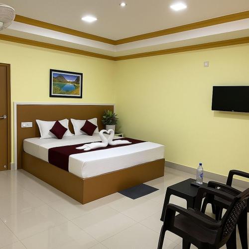 une chambre avec un lit et une télévision à écran plat dans l'établissement Hill side Harmony, à Idukki