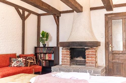 Elegant 2-Bedroom Apartment with Shared Garden near U6 Schöpfwerk