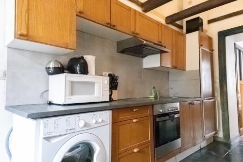 Elegant 2-Bedroom Apartment with Shared Garden near U6 Schöpfwerk