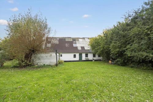 a white house with a large yard with trees at AE222-Marstal-Trouslokkevej-1 in Marstal