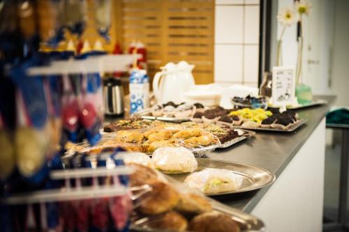 ein Buffet mit vielen verschiedenen Speisen in der Unterkunft Fyrtårn Tommerup Hostel in Tommerup
