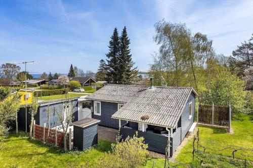 a blue house in a yard with a fence at AE237-Aeroskobing-Hanses-Ager-19 in Ærøskøbing