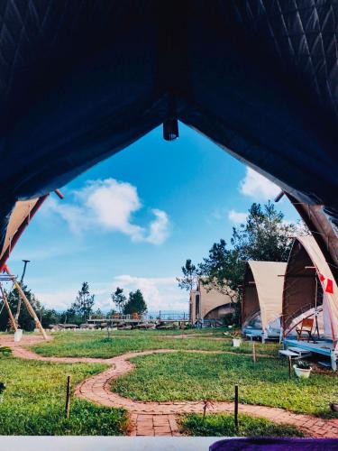 Taman di luar Bamboo Glamping Tà Xùa