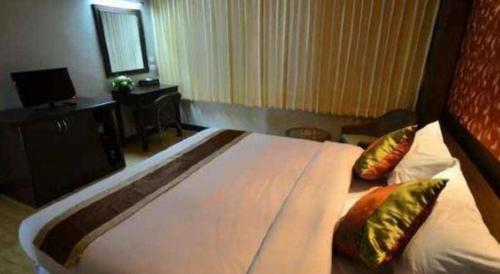 a bedroom with a large bed in a hotel room at Piyaporn Pavilion Hotel in Mae Sai