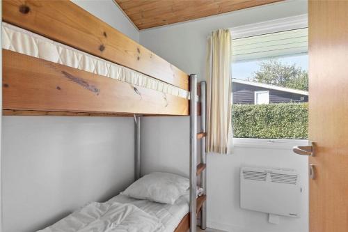 SB50367-Nordborg-Sildestien-1 في نُوابورغ: غرفة نوم مع سرير بطابقين ونافذة