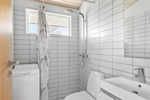 SB50367-Nordborg-Sildestien-1 في نُوابورغ: حمام أبيض مع مرحاض ومغسلة