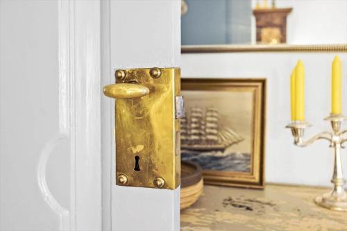 a door with a gold door knob and a picture at AE213-Marstal-Strandstraede-2 in Marstal