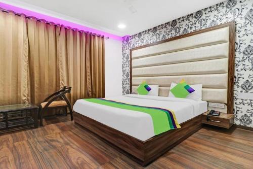 ein Schlafzimmer mit einem großen Bett in einem Zimmer in der Unterkunft Hotel Unique in Amritsar