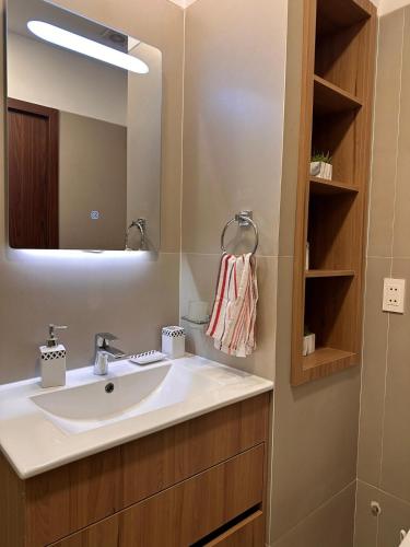 a bathroom with a sink and a mirror at Departamento moderno en Tarija in Tarija