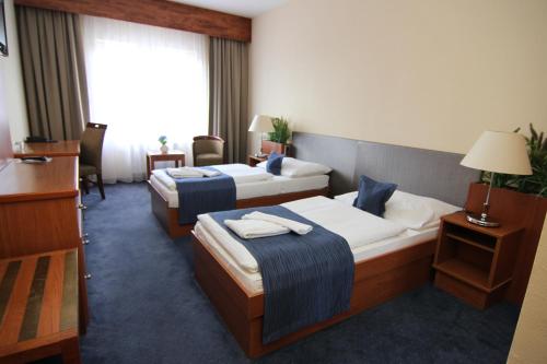 A bed or beds in a room at Hotel Theresia