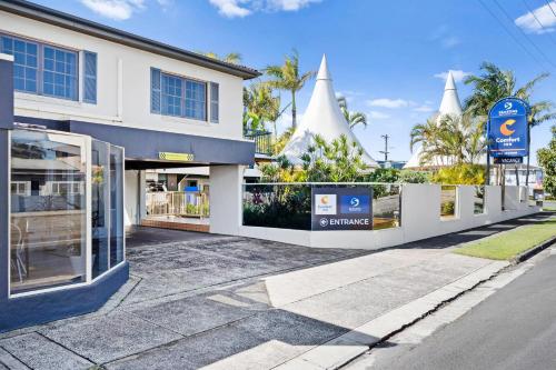 a street with a building with white spires at Comfort Inn All Seasons in Ballina