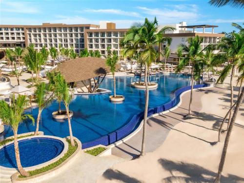 Hyatt Ziva Cap Canaの敷地内または近くにあるプール