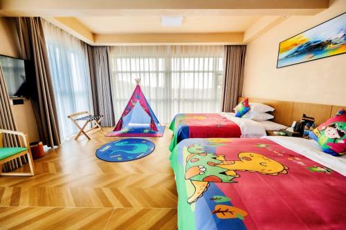 a bedroom with two beds and a play tent at Langying Intelligent Guesthouse in Changshancun