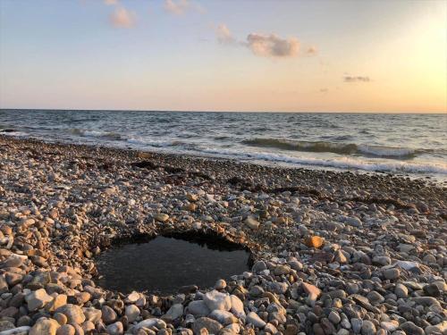 a small hole in the rocks on a beach at 20218-Samso-Rosenvej-22 in Tanderup