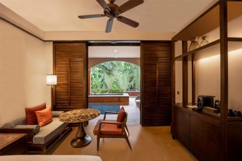 TV a/nebo společenská místnost v ubytování Hilton Goa Resort Candolim