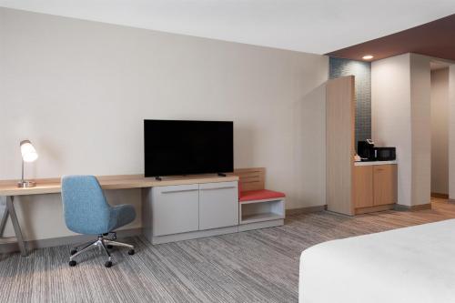 a room with a desk with a television and a chair at Hilton Garden Inn Austin Central in Austin