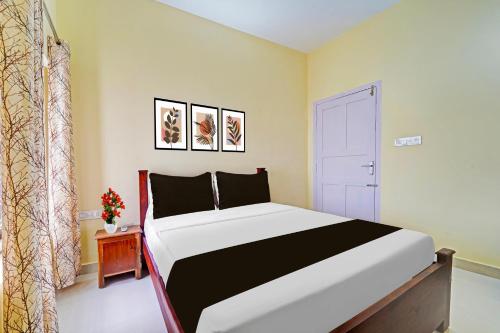 a bedroom with a large bed in a room at Super Hotel O Omalloor Temple Formerly MTS Lodge in Pathanāmthitta