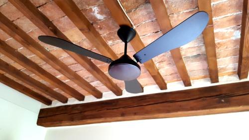 a ceiling fan hanging from a wooden ceiling at Locanda Cugnanello in Anqua