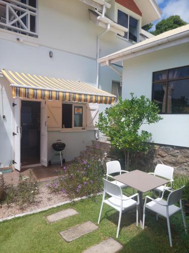Un jardín fuera de Reef Hills Residence