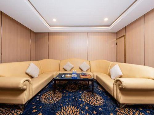 a large room with a couch and a table at Zhongshan Hui Quan Hotel in Zhongshan