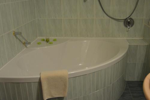 Ett badrum på Hotel Stadt Jessen