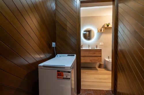 une petite salle de bain avec un lavabo et des toilettes dans l'établissement Ca'Julia, à Venise
