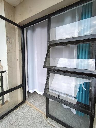 a glass shelf in a room with a window at Luxe Studio Kinoo in Rungiri