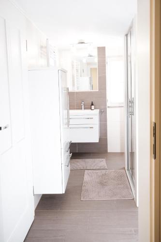 a bathroom with a sink and a mirror at Antikperle mit Komfort in Hilpoltstein